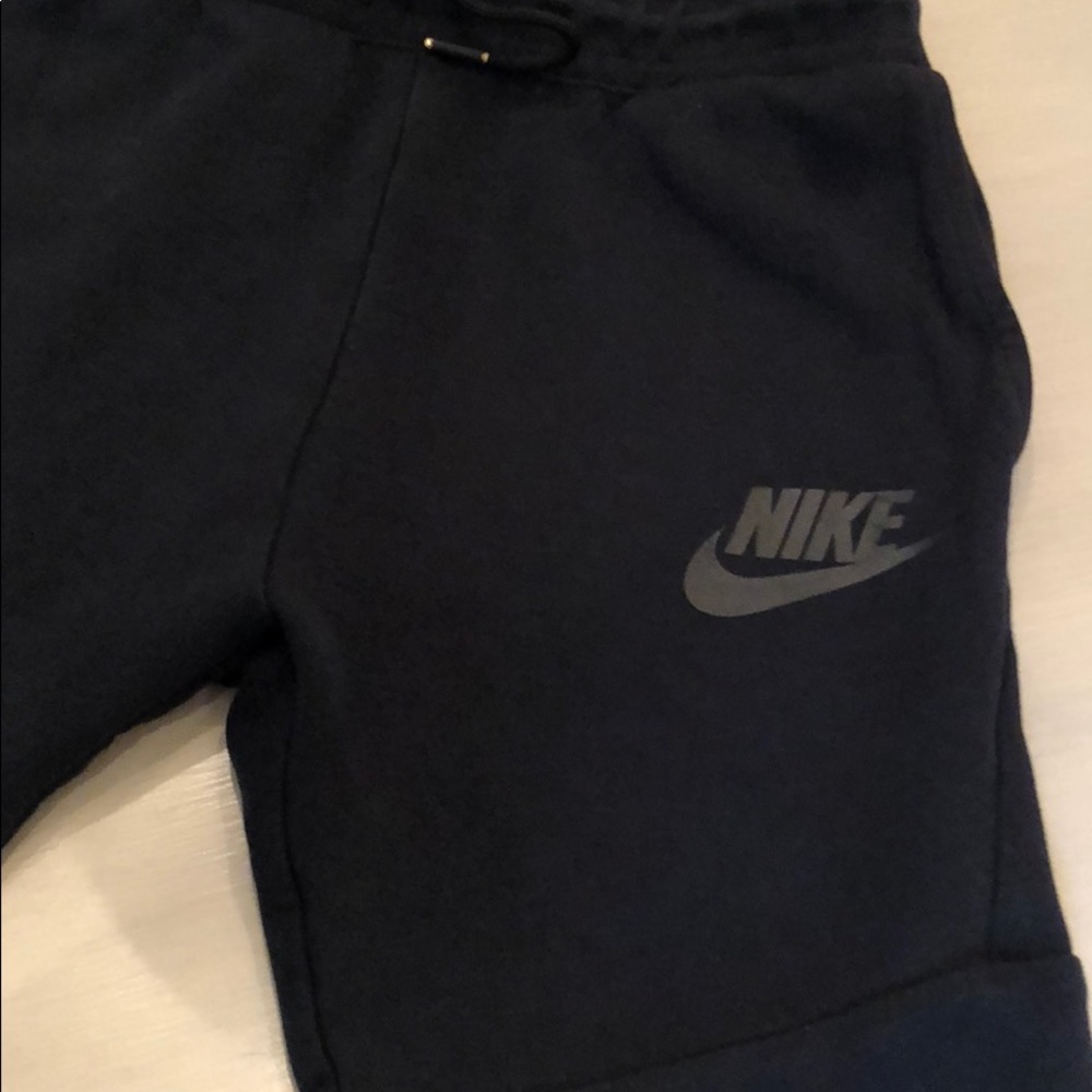 NIKE boys black cotton knit short size med.